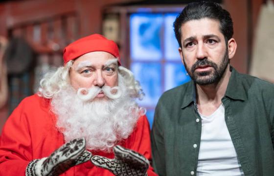 Bildet viser Kadir Talabani og Knut Wiulsr&oslash;d som Snekker Andersen og Julenissen p&aring; scenen. 