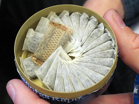 &Aring;pnet snusboks