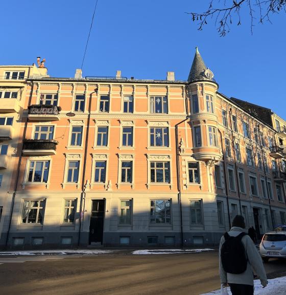 Solen som skinner p&aring; en rosa bygning p&aring; Bislett i Oslo. 