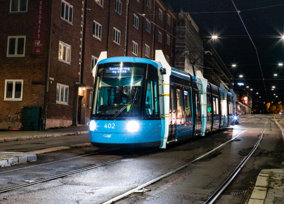 De nye trikkene har startet pr&oslash;vekj&oslash;ring i Oslo. Trikken kj&oslash;rer her gjennom Oslos gater p&aring; kveldstid. 
