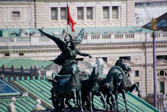 Statue og flagg i stein i den &oslash;sterriske byen Wien