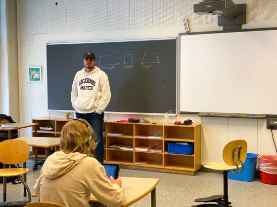 Steffen Heistad st&aring;r foran ved kateteret og tavlen i klasserommet.
