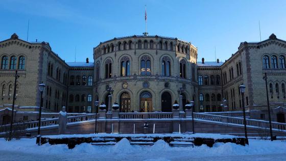 Stortingsbygningen fra forsiden