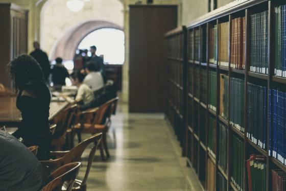 Mennesker tilbringer tid p&aring; et bibliotek. 