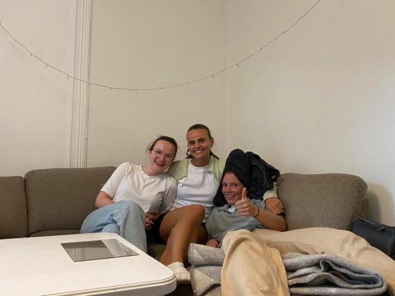  Maria Lind&aring;s (22), Camilla Coward (22) og Marie Tjelle (22) er studenter og sitter i en sofa og smiler til kamera. 
