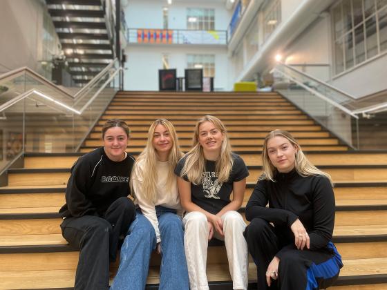 Fire jenter sitter I trappa p&aring; H&oslash;yskolen Kristiania.