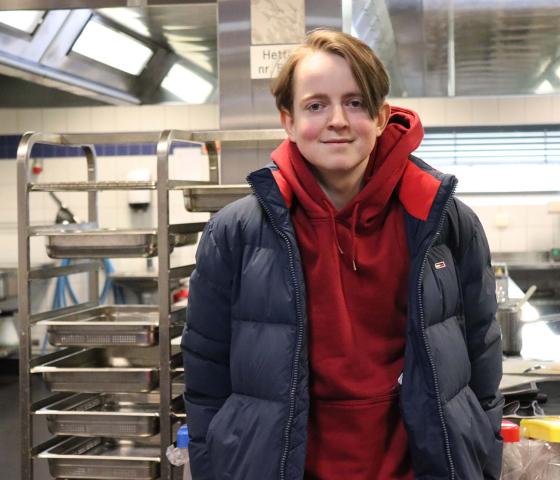 Kokkeelev Sverre &Oslash;rslien p&aring; skolekj&oslash;kkenet