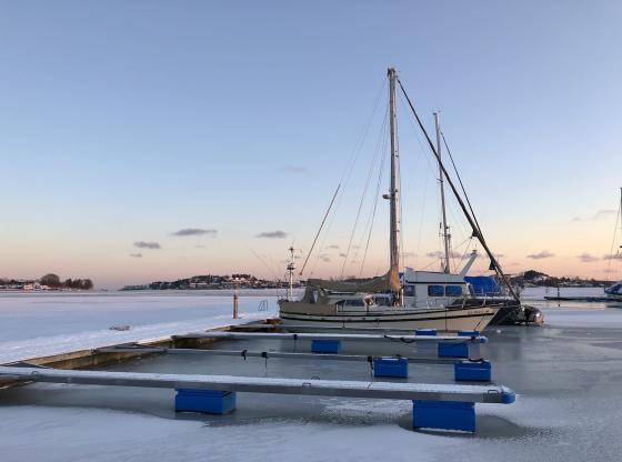 Teie b&aring;thavn i solnedgang