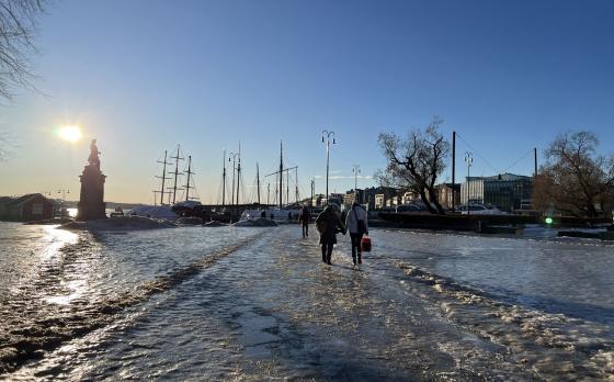Mennesker som g&aring;r p&aring; isglatt f&oslash;re i by