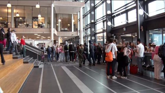 Mange elever i amfiet p&aring; Nydalen videreg&aring;ende skole. 