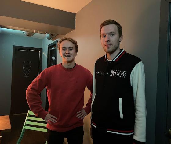 Espen med r&oslash;d genser og Aleksander med svart jakke p&aring; bakrommet f&oslash;r showet starter