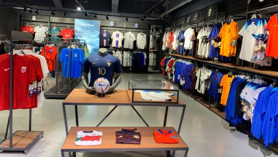 Landslagsdrakter som henger p&aring; veggene hos Torshov Sport.