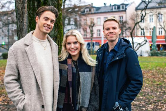 Tre personer st&aring;r i en park. Fra venstre: Leif Kokvoll, Silje Hagrim Dahl og Aleksander Dokkeberg.