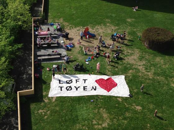 En gruppe mennesker markerer med et flagg med teksten "L&oslash;ft T&oslash;yen". 