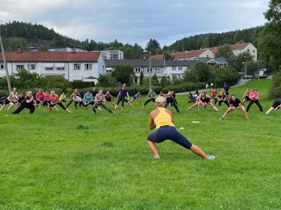 Bildet viser folk som t&oslash;yer.