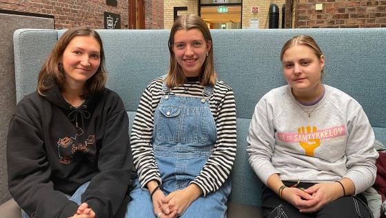 Tre jenter sitter i en sofa og snakker om bekymring rundt str&oslash;mprisen