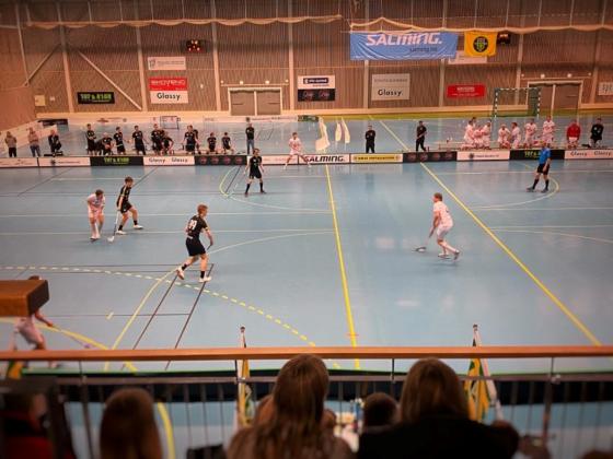 En Gre&aring;kerspiller f&oslash;rer ballen over midtbane p&aring; vei mot tre Ull/Kisa spillere.
