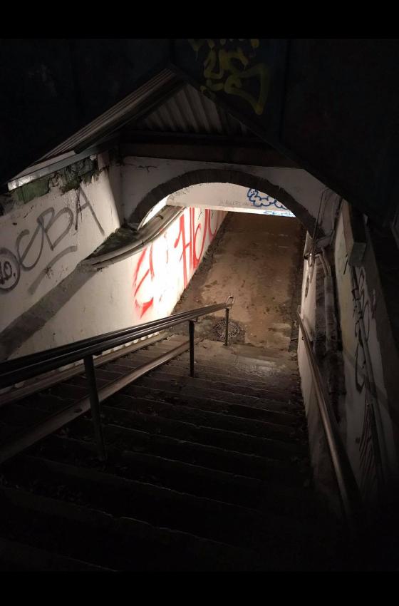 Bilde av trapper ned til undergang ved Harald H&aring;rdr&aring;des plass. Veggene er malt med graffiti.