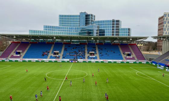 V&aring;lerenga spiller mot R&oslash;a. Bildet er et oversiktsbilde av Intility Arena