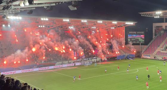 Blussing fra V&aring;lerenga-supportere p&aring; tribunen 