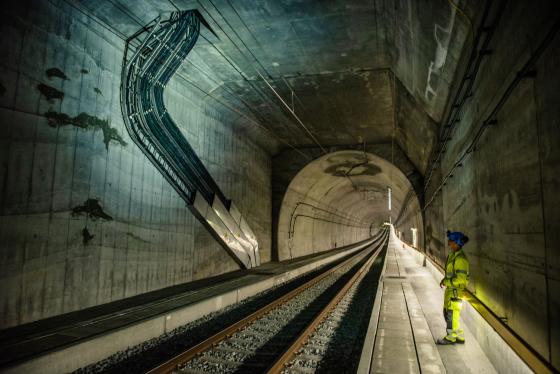 Mann som st&aring;r i tunnel 