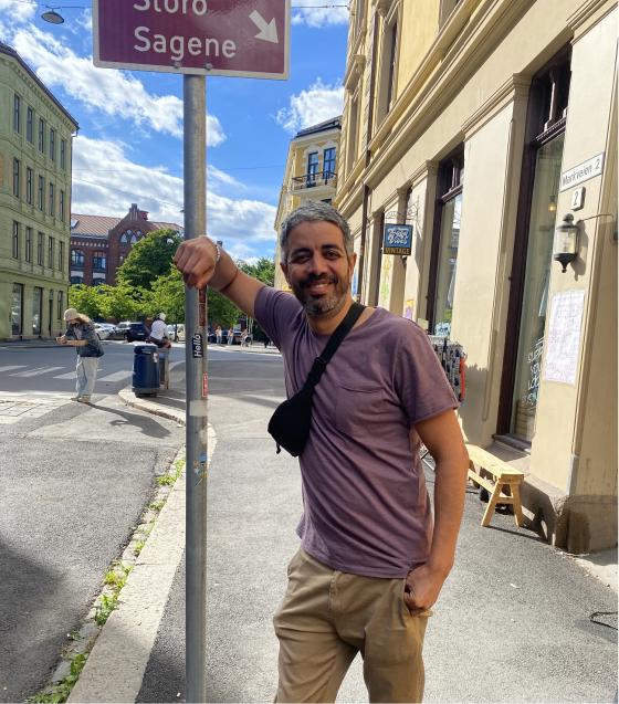Yosef Hadoui poserer p&aring; Gr&uuml;nerl&oslash;kka. 