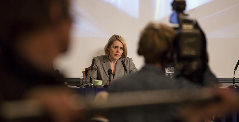 Politidirekt&oslash;r Benedicte Bj&oslash;rnland holder pressekonferanse.