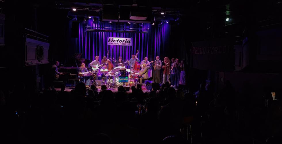 Bilde av jazzbandet HELLO WORLD p&aring; Victoriascene