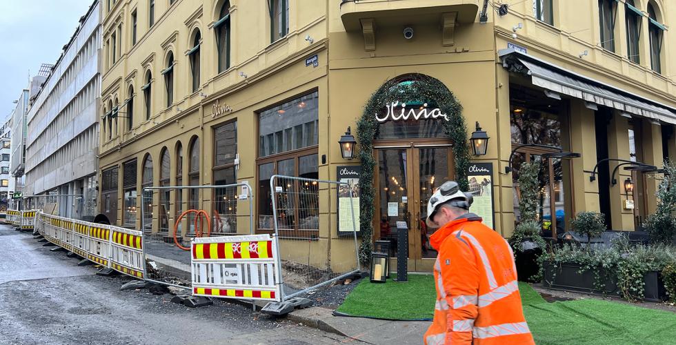 En mann i refleksjakke g&aring;r mot bygningsarbeidet som foreg&aring;r utenfor Olivia Eger