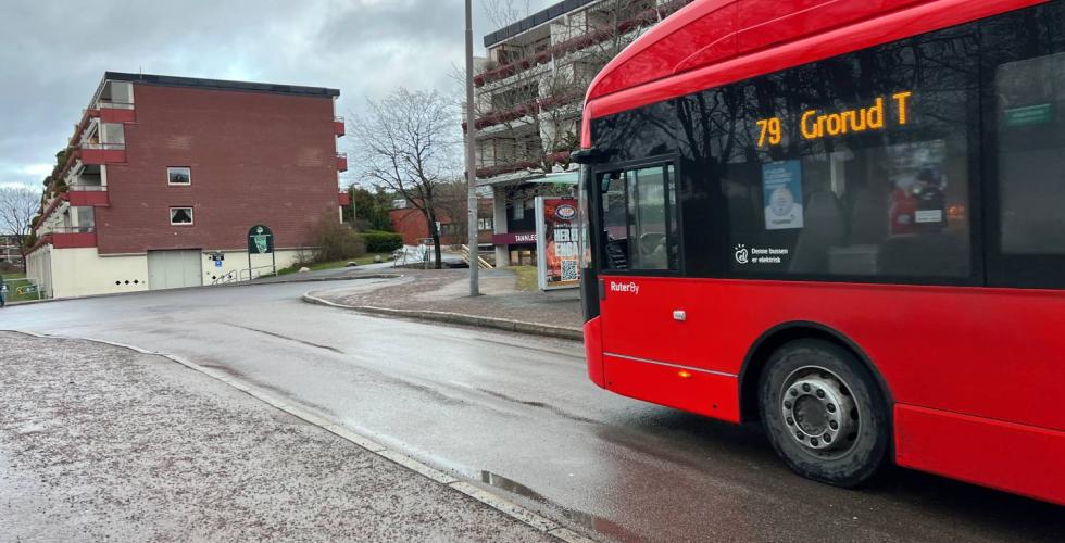 Her stopper bussen p&aring; Lindeberg T bussholdeplass, rett ved senteret og T-banestasjonen