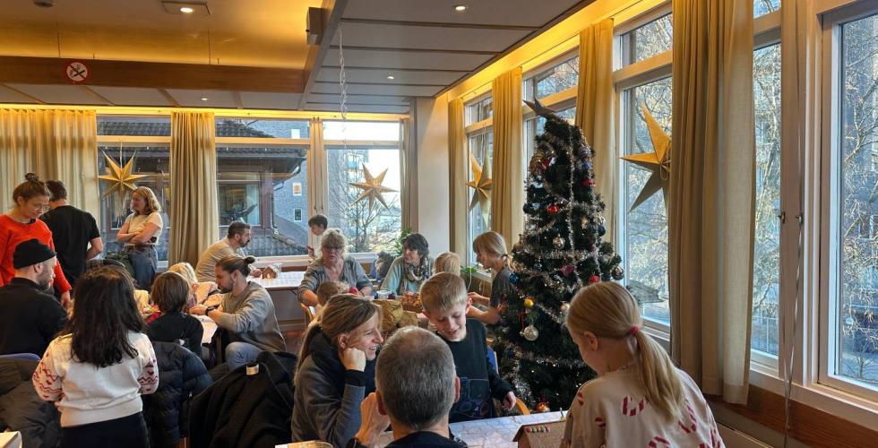 Det var mange som m&oslash;tte opp til pepperkakehuspynting p&aring; Oppsal