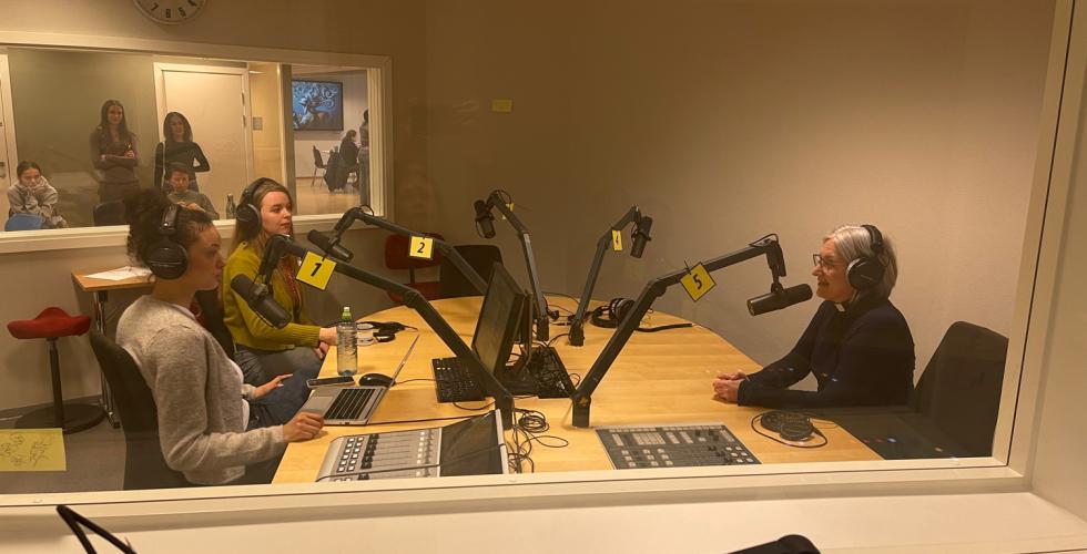 PREST I STUDIO: Anne Berit Evang forteller om hvordan det var &aring; delta p&aring; drop-in-bryllupet.