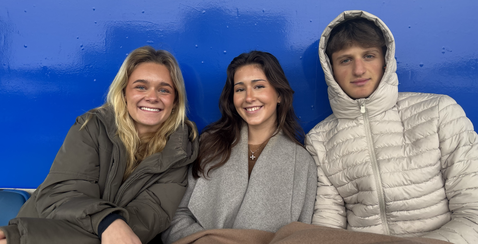 Skoleelever som ser p&aring; fotballkamp i fritimen