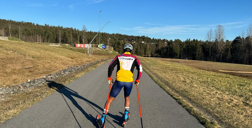 Santiago g&aring;r p&aring; rulleski i den colombianske landslagsdrakten. Han trener p&aring; sin lokale treningsarena p&aring; Konnerud utenfor Drammen.