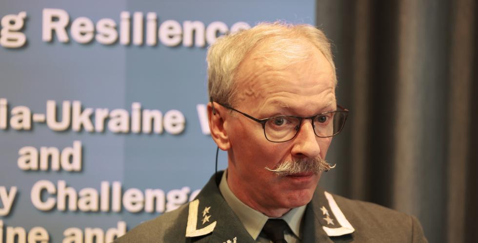 Mann med bart i milit&aelig;runiform 