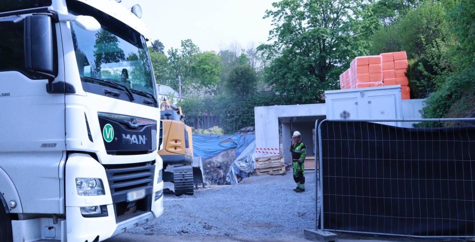 En byggeplass hvor det har skjedd en arbeidsulykke. En ansatt st&aring;r p&aring; stedet.