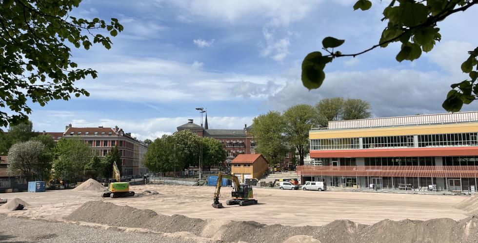 D&aelig;lenenga kunstgress under renovasjon 