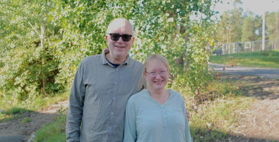eldre par drar sammen for &aring; stemme