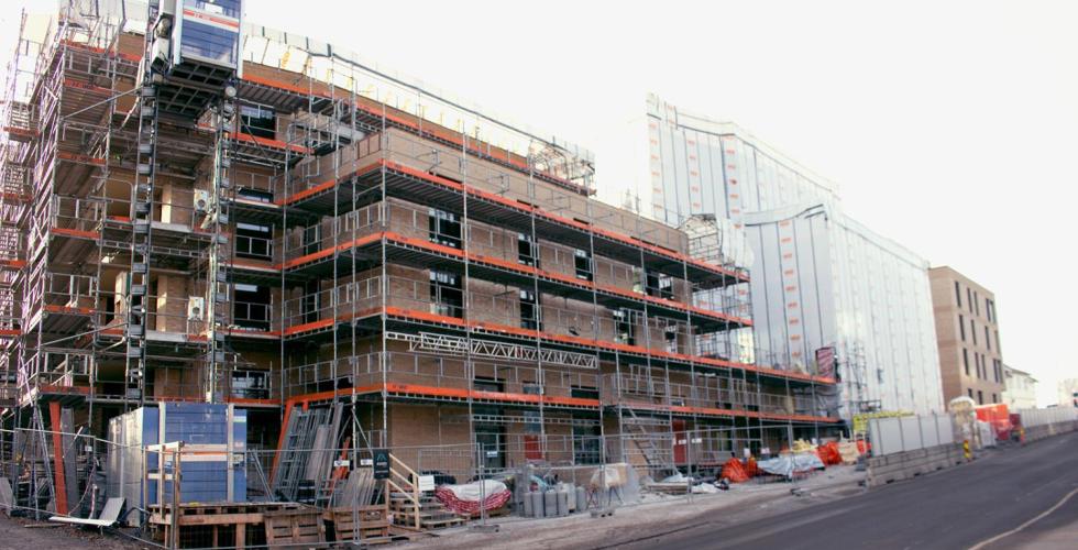 Byggeplass, en bygning med stilas som renoveres