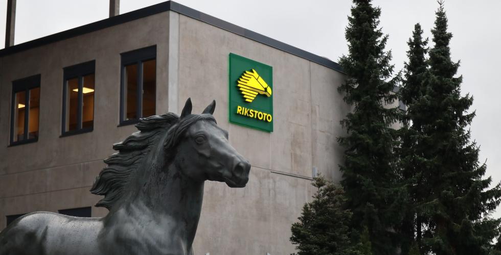 En statue av en hest p&aring; Bjerke travbane