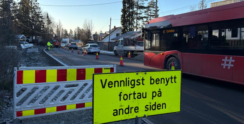 Buss som kj&oslash;rer forbi veiarbeid.