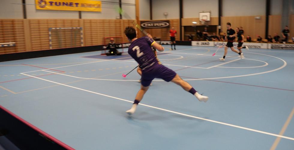 Tunet spiller nr 2 som skyter mot m&aring;l