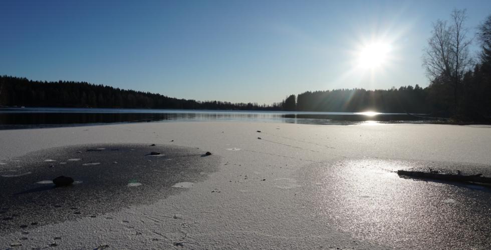 Frosten begynner &aring; legge seg p&aring; Sognsvann. Solen skinner. 
