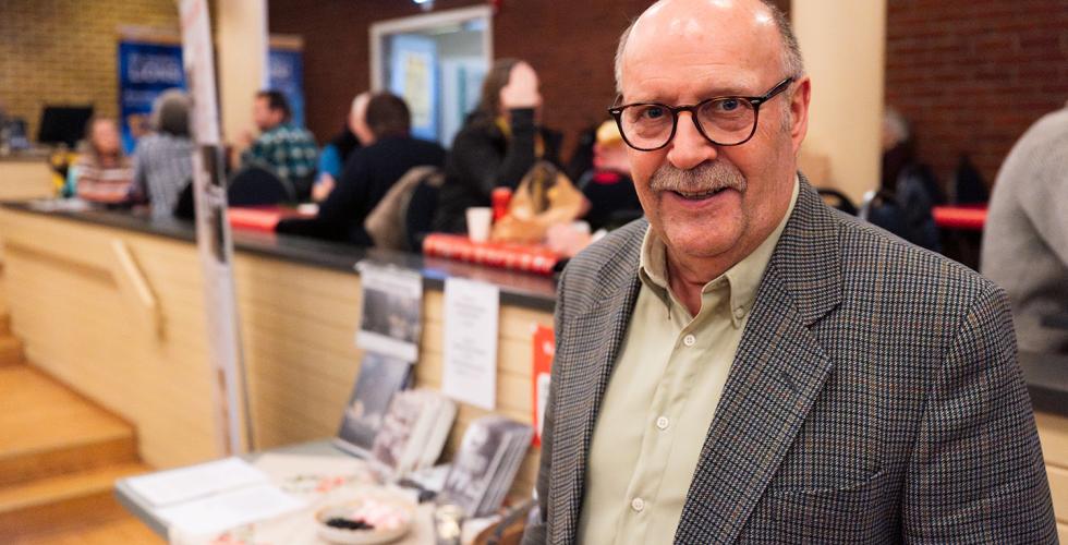 Vidar Johan Skagen foran bord med b&oslash;ker