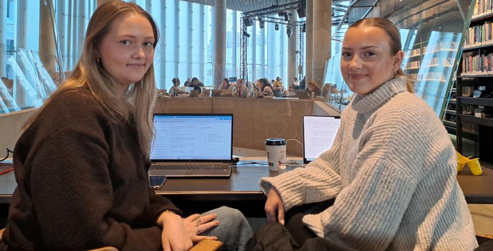 To studenter p&aring; Deichman Bj&oslash;rvika