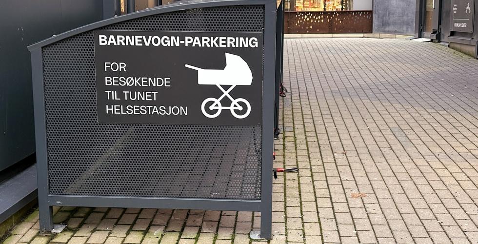 Parkering for barnevogner utenfor S&oslash;ndre Nordstrand helsestasjon.