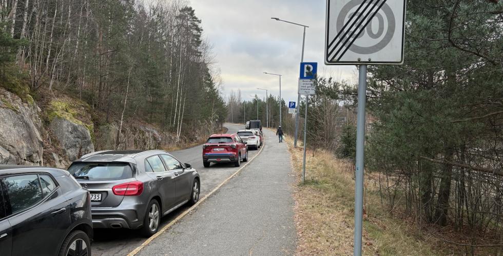 Smalt kj&oslash;refelt p&aring; Liakollveien