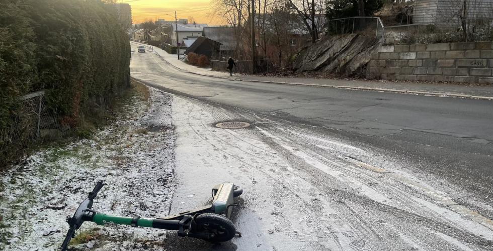 En veltet elsparkesykkel ligger p&aring; fortauet p&aring; Ammerud