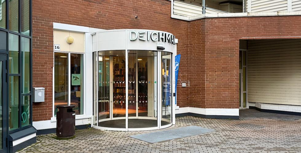 Utenfor inngangen til Deichman bibliotek p&aring; Holmlia 