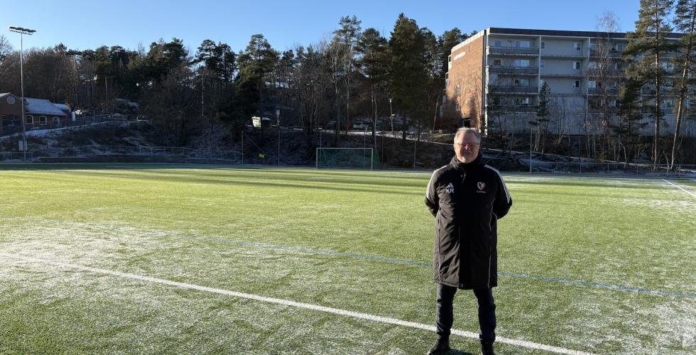 Knut R&oslash;d er en av flere ansatte ved fotballavdelingen p&aring; Holmlia SK.